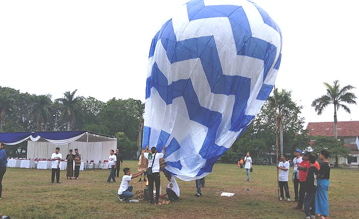 Serunya Menerbangkan Balon Tradisional Warna Warni Yang Aman Bagi Jalur ...