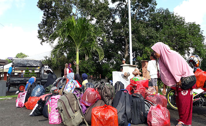 Mantan Karwayan PT WLI Menginap di Kantor DPRD Maluku  Tagar