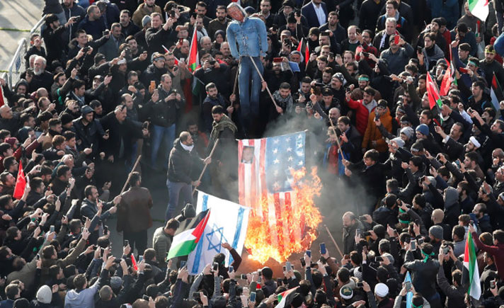 Demonstran Palestina Bakar Gambar Trump, Bendera AS dan Israel