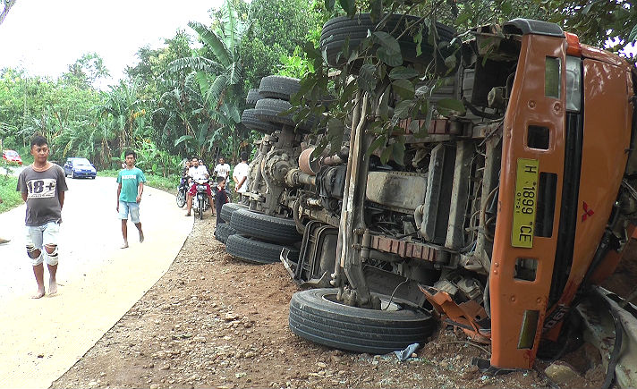 Rem Blong Truk Muatan Pasir  Terguling Tagar