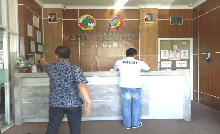 Polisi Menggeledah Kantor AbuTours