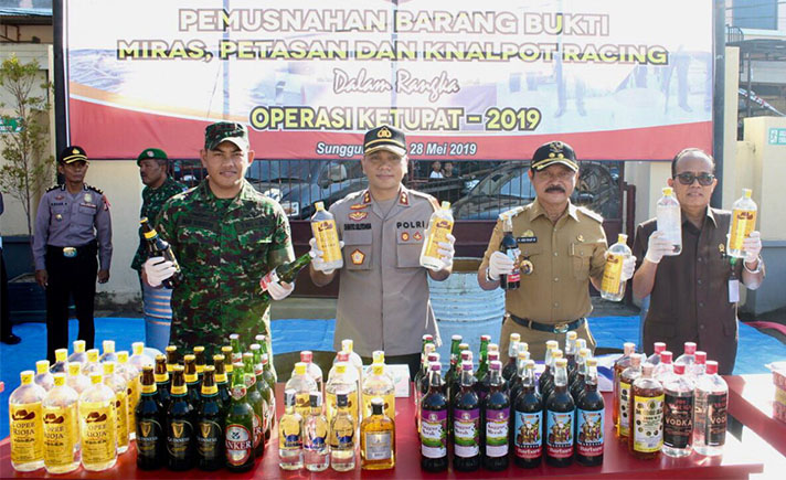 Polres Gowa Musnahkan Ratusan Botol Miras Ilegal