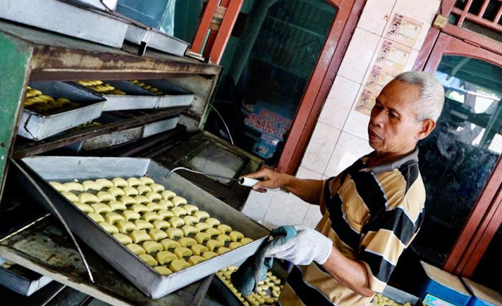 Usaha Kue Kering Banjir Pesanan Jelang Lebaran