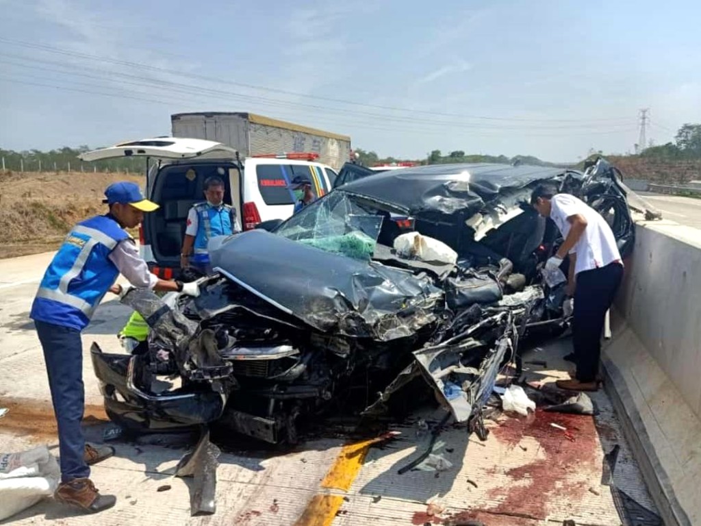 Innova Tabrak Truk Di Tol Batang-Semarang, 3 Tewas | Tagar