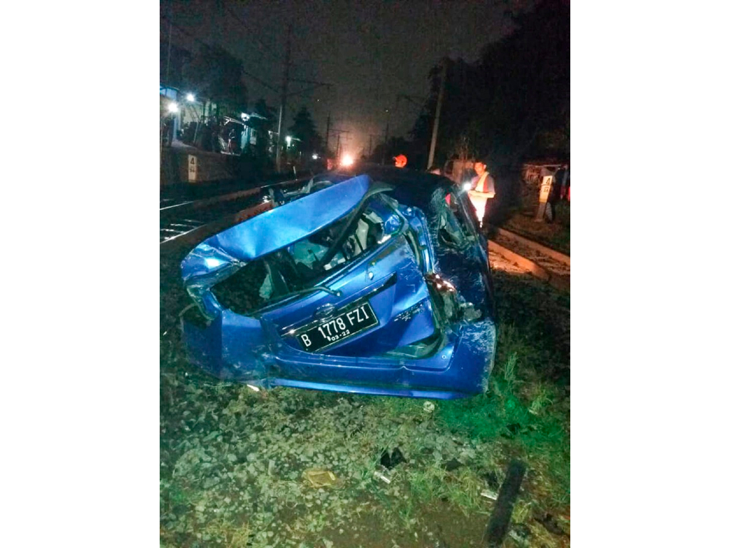 Foto Bangkai Mobil Kecelakaan Kereta Api Cibitung Tagar