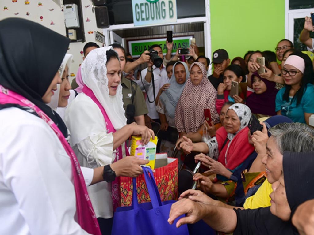 Ibu Iriana Jokowi Tinjau Lokasi Banjir di Tangerang  Tagar