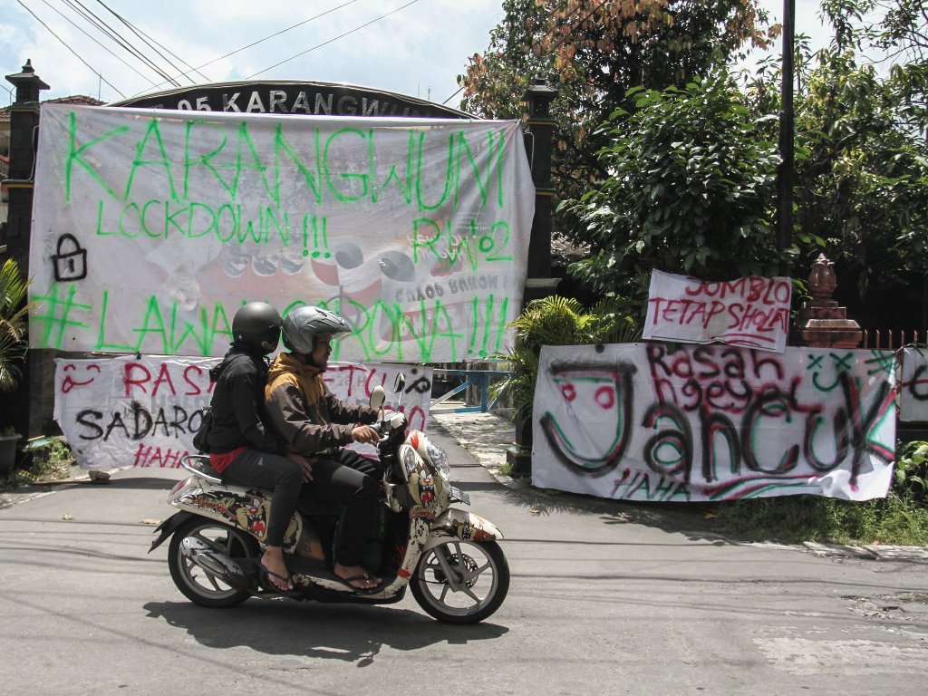 Foto Spanduk Lucu Warga Yogyakarta Lakukan Karantina Wilayah Tagar