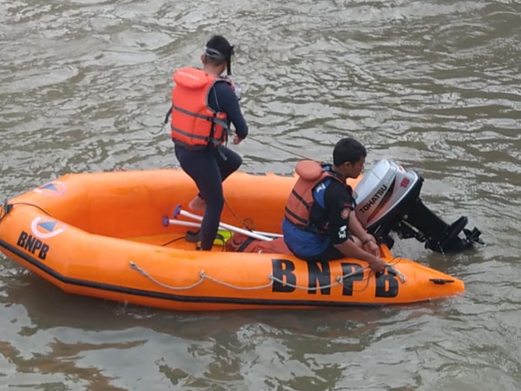 KECELAKAAN BARJE DI SUNGAI OHIO, SEORANG LAKI-LAKI CEDERA