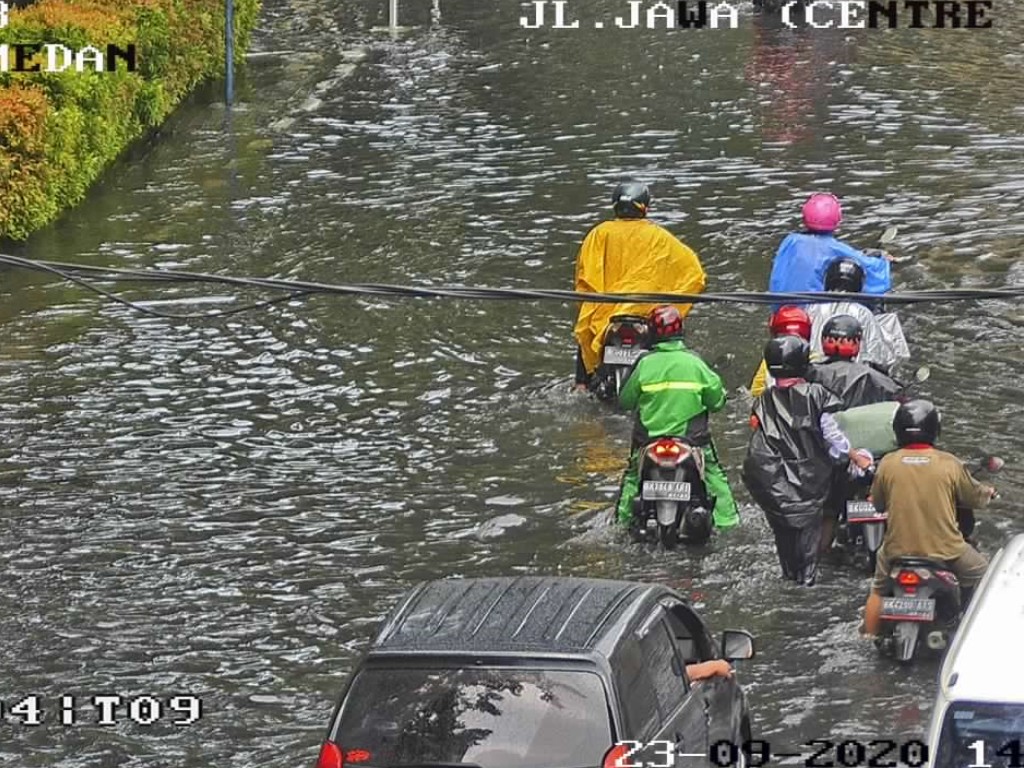 Kendaraan Terjebak Banjir Medan
