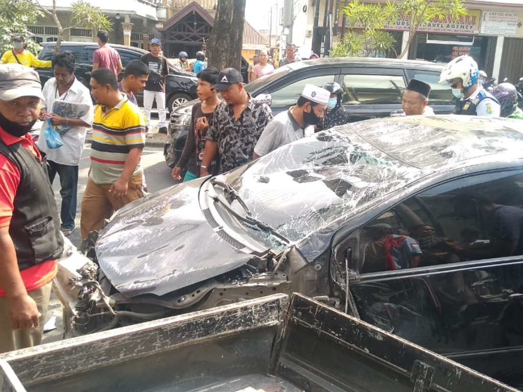 Sopir Vios Ngantuk Tabrak Pikap Dan Motor Parkir Di Medan Tagar 9181