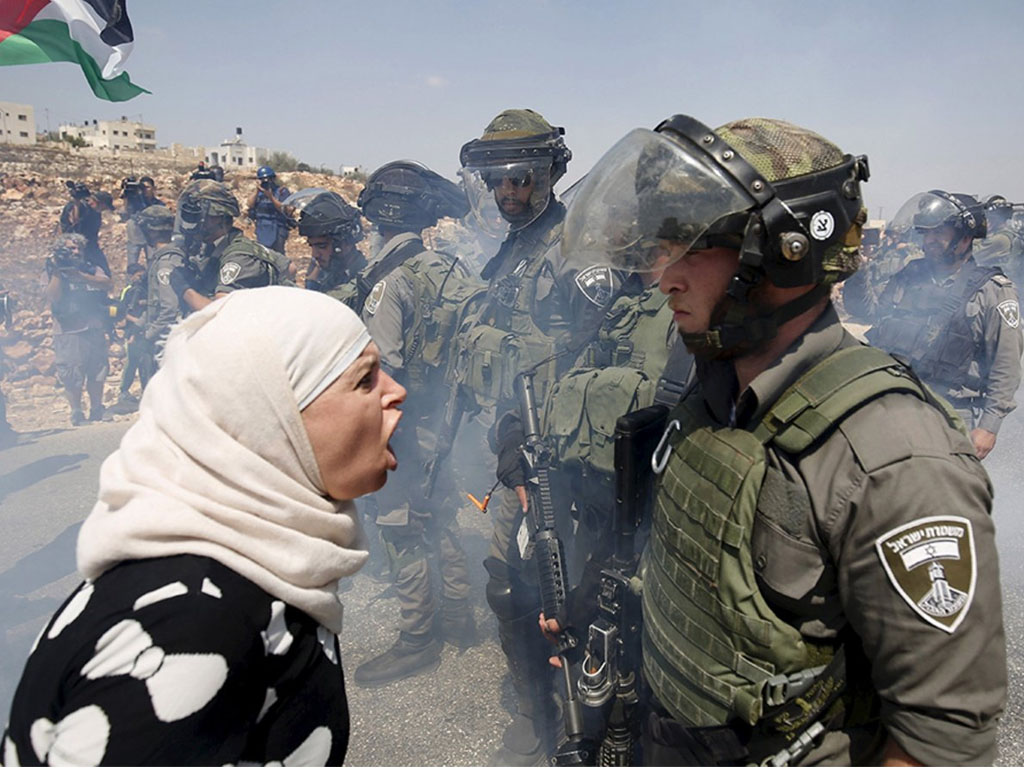 perempuan palestina dan polisi israel