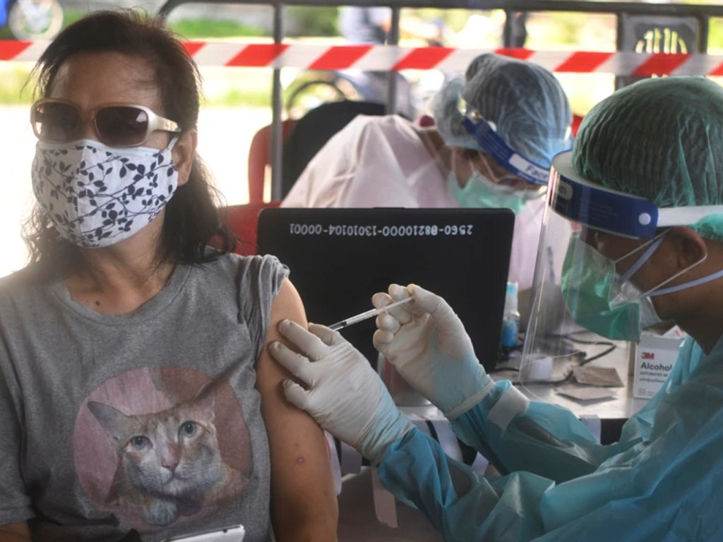 vaksinasi Covid-19  warga di kawasan Klong Toey Bangkok
