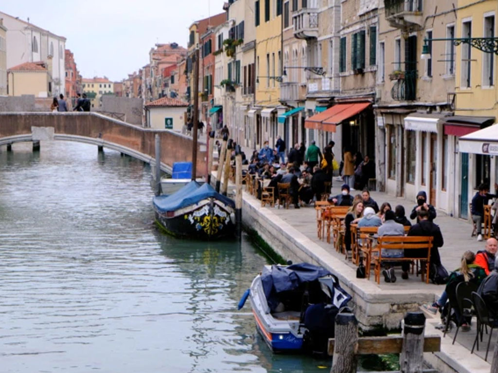 Wisatawan menikmati keindahan kota terapung di Venesia