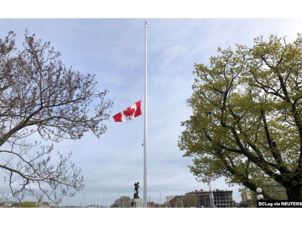 Bendera Kanada dikibarkan setengah tiang