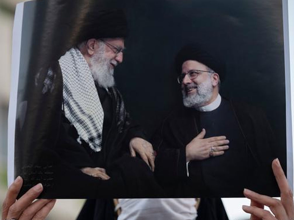 Ebrahim Raisi dekat dengan Ayatollah Ali Khamenei