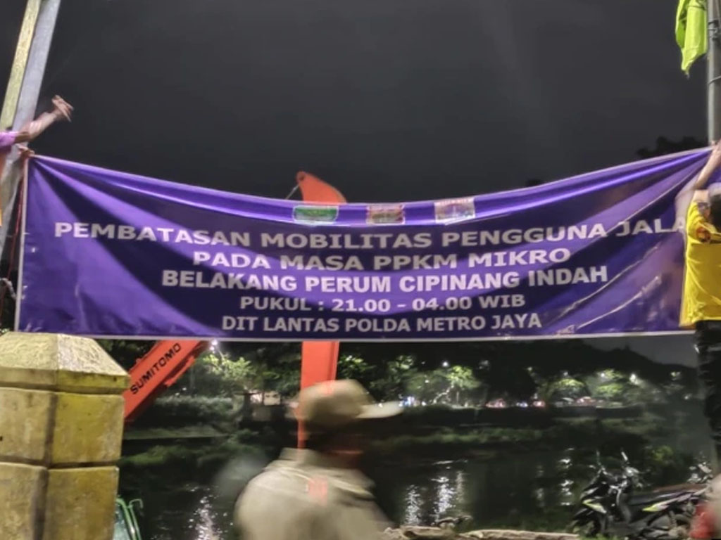 Spanduk PPKM Mikro di Jakarta