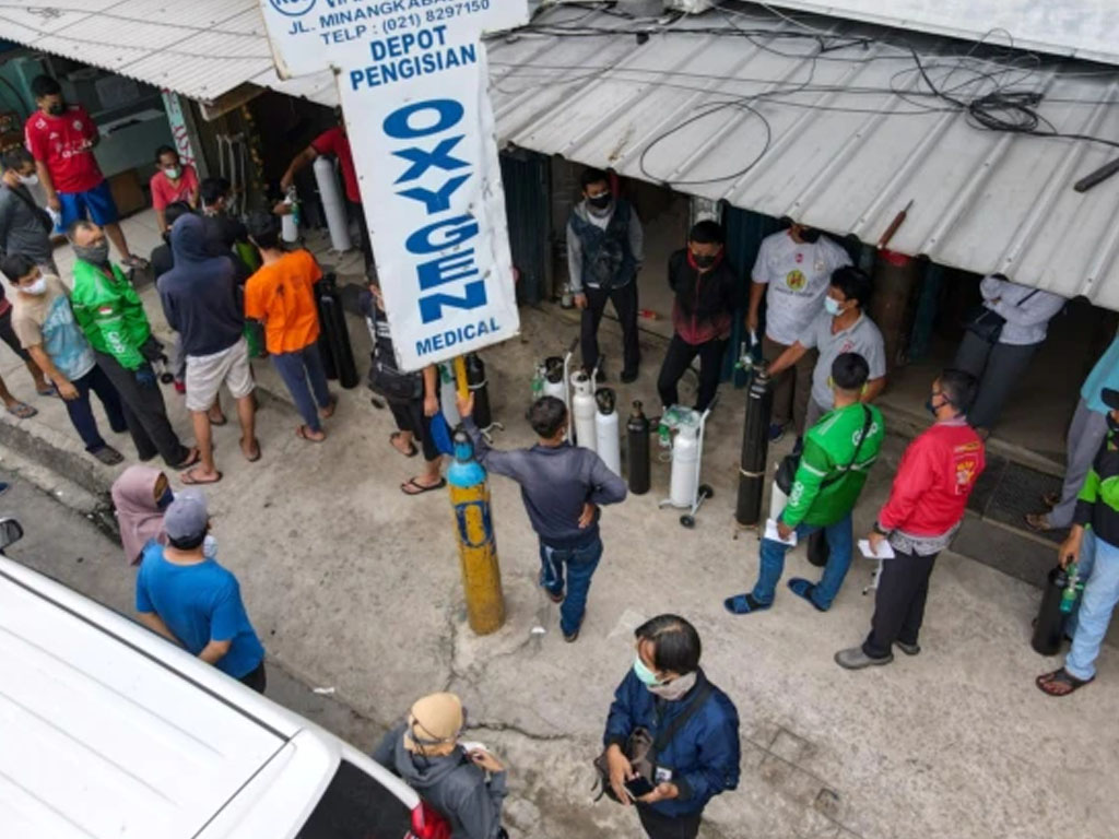 Masyarakat antre di toko pengisian oksigen 30 juni 21 di Jakarta