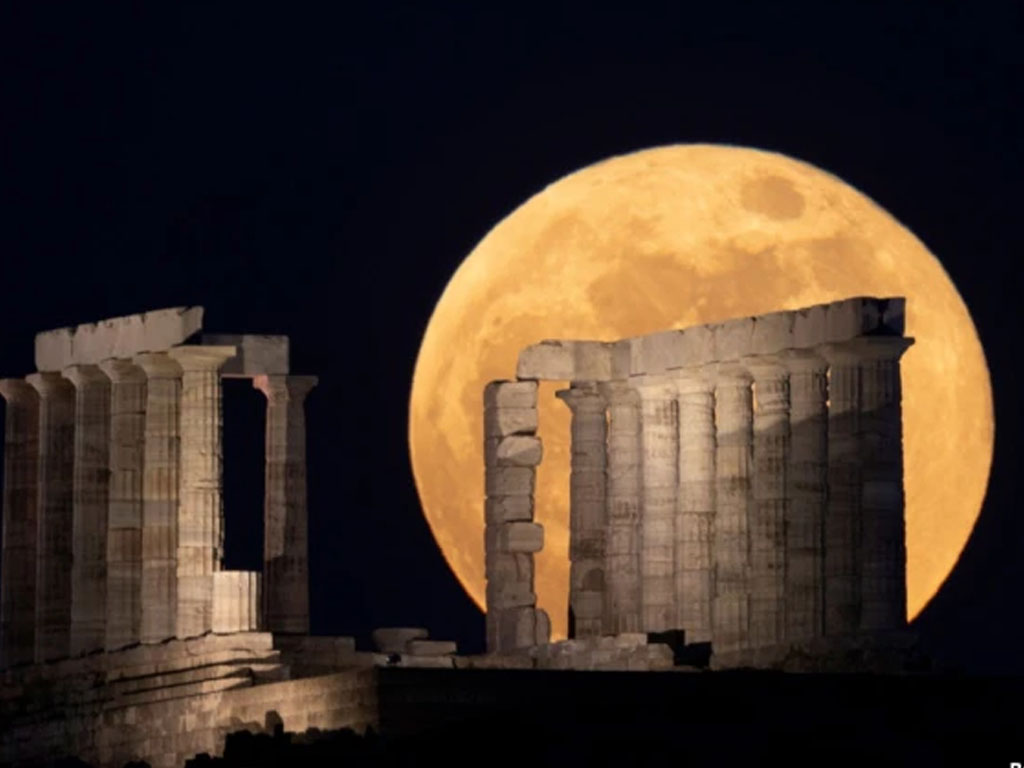 Bulan purnama tampak di belakang kuil Poseidon