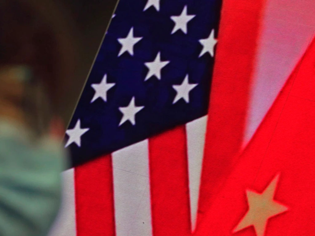 perempuan dekat bendera amerika dan china