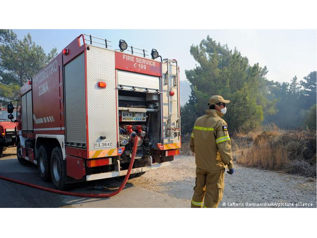 Upaya pemadaman api di pulau Rhodes