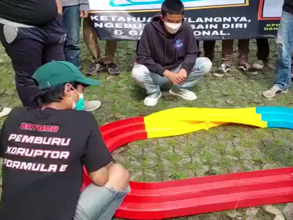 Bawa Lintasan Tamiya Pendemo Formula E Geruduk Kpk Gelar Aksi