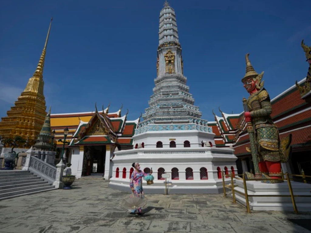 Turis mengunjungi Grand Palace di Bangkok
