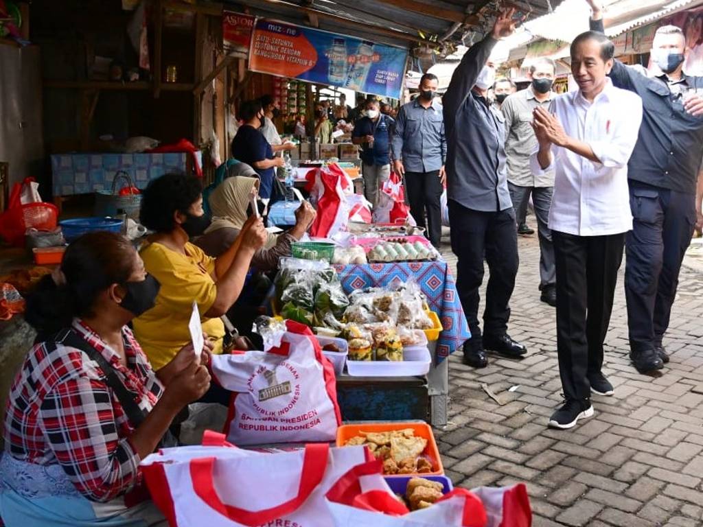 Sembangi Pasar Malang Jiwan Colomadu, Jokowi Bagikan BLT dan Cek Harga Komoditas