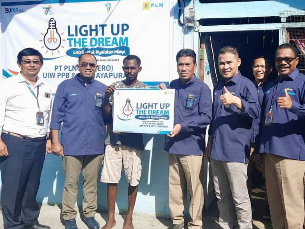 Sejak Kecil Tidak Berlistrik, Kini Rumah Ferry Ifere di Abepura, Jayapura Terang Dengan Sambungan Listrik Gratis Donasi Pegawai PLN