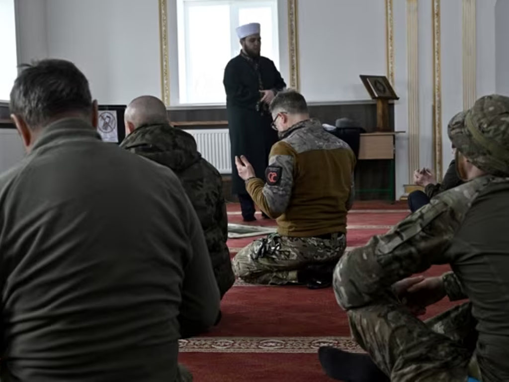 jamaah di sebuah masjid di ukraina