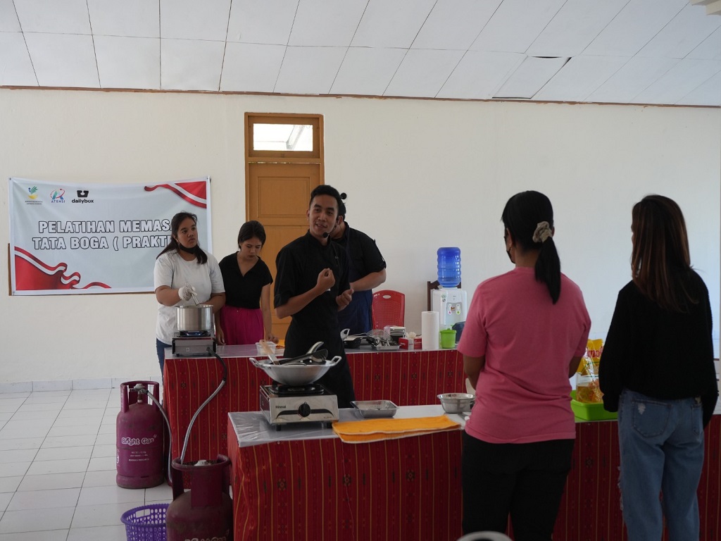 Kemensos Turunkan Chef Profesional untuk Pelatihan Memasak Bagi Masyarakat dan Pelajar SMK di Kupang