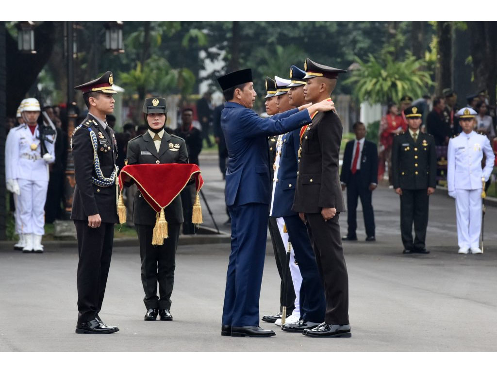 Presiden Jokowi Lantik 833 Perwira Remaja TNI dan Polri