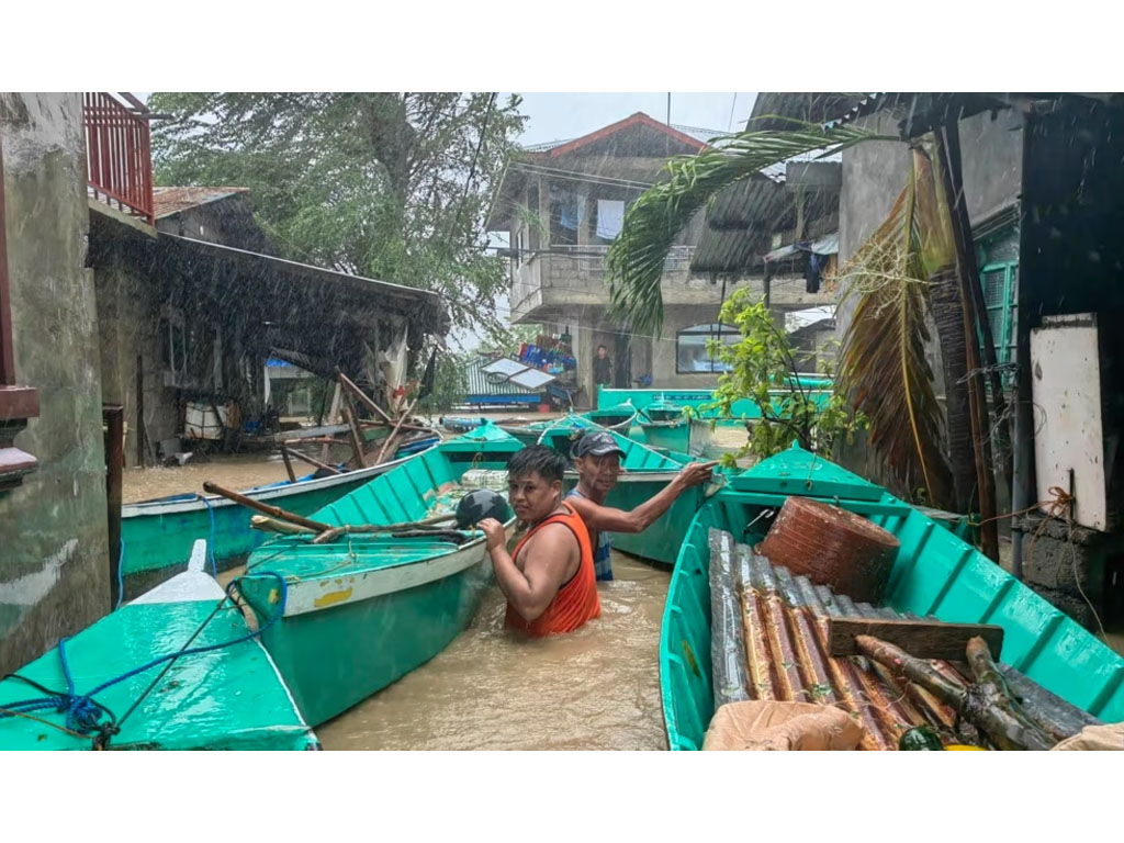 warga di Kota Laoag Filipina selamatkan perahu