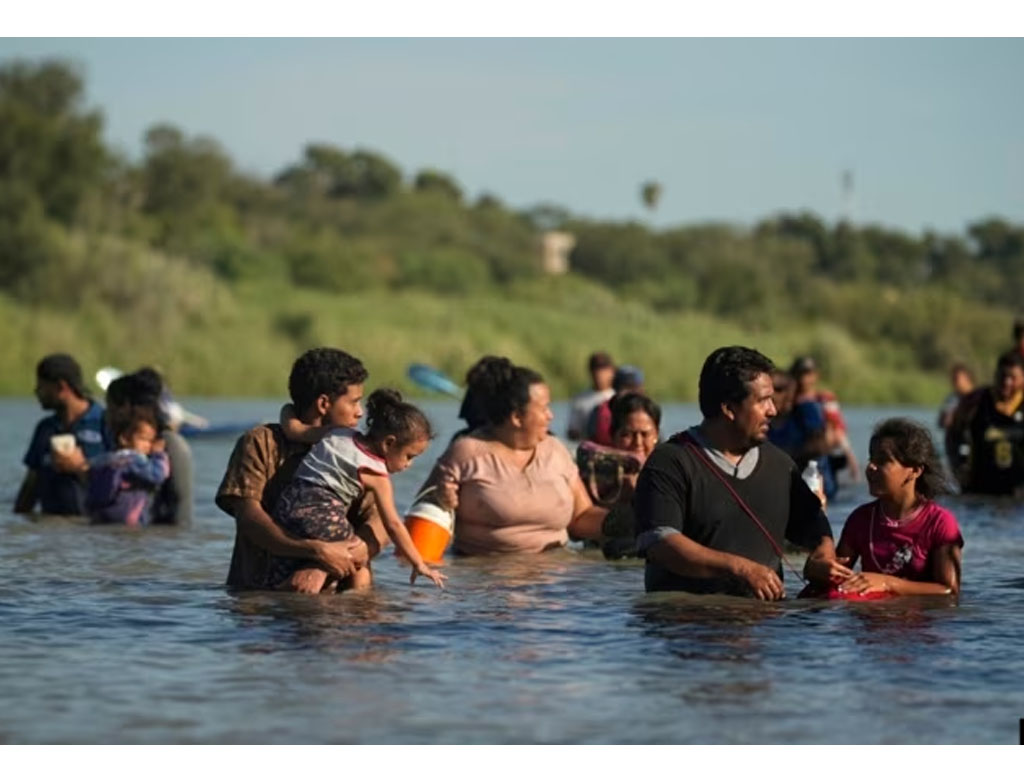 migran seberangi sungai di perbatasan meksiko