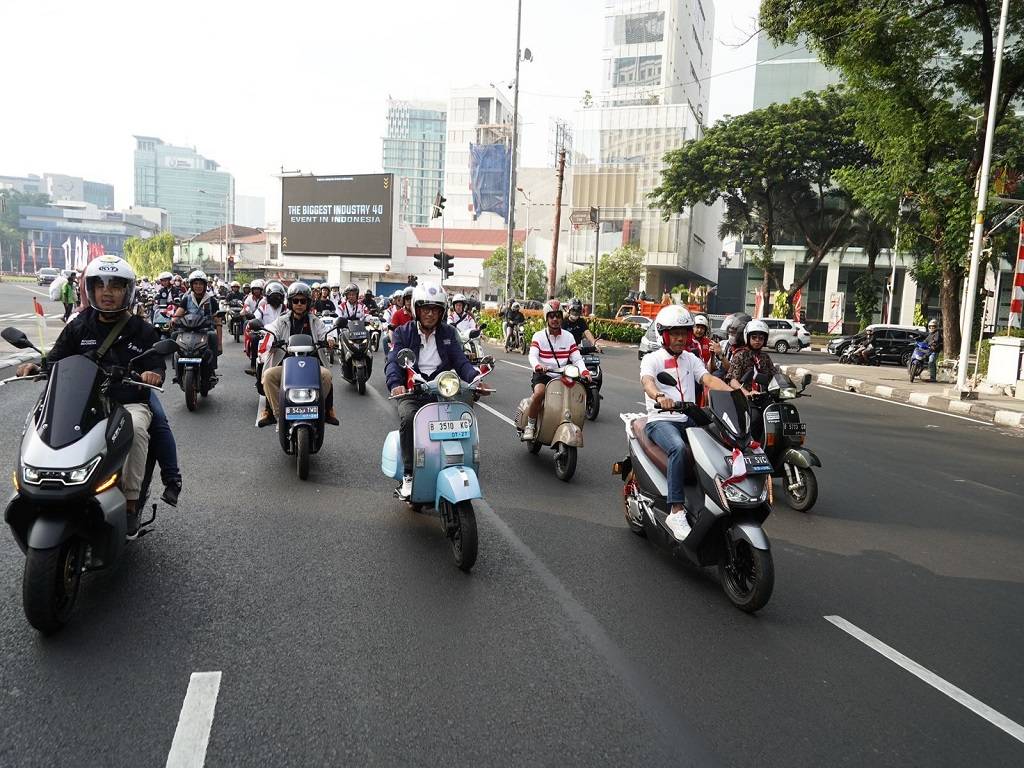 Kampanyekan Upaya Penurunan Polusi, PLN dan Aismoli Gelar Konvoi 200 Motor Listrik