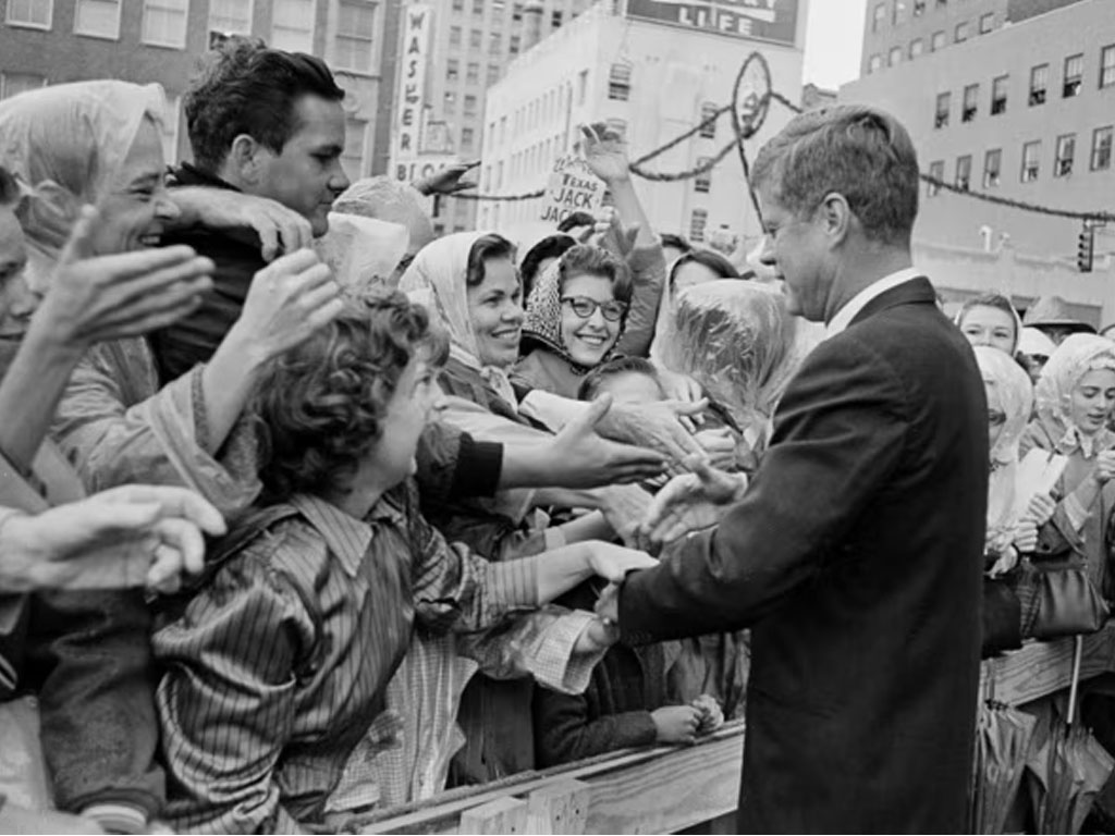 JFK disambut warga di texas