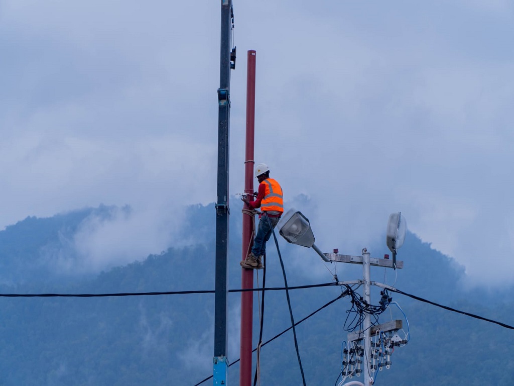 PLN Sambung Jaringan Listrik ke 3 Desa Kabupaten Jayapura, 279 KK Kini Terang Benderang Menyala 24 Jam