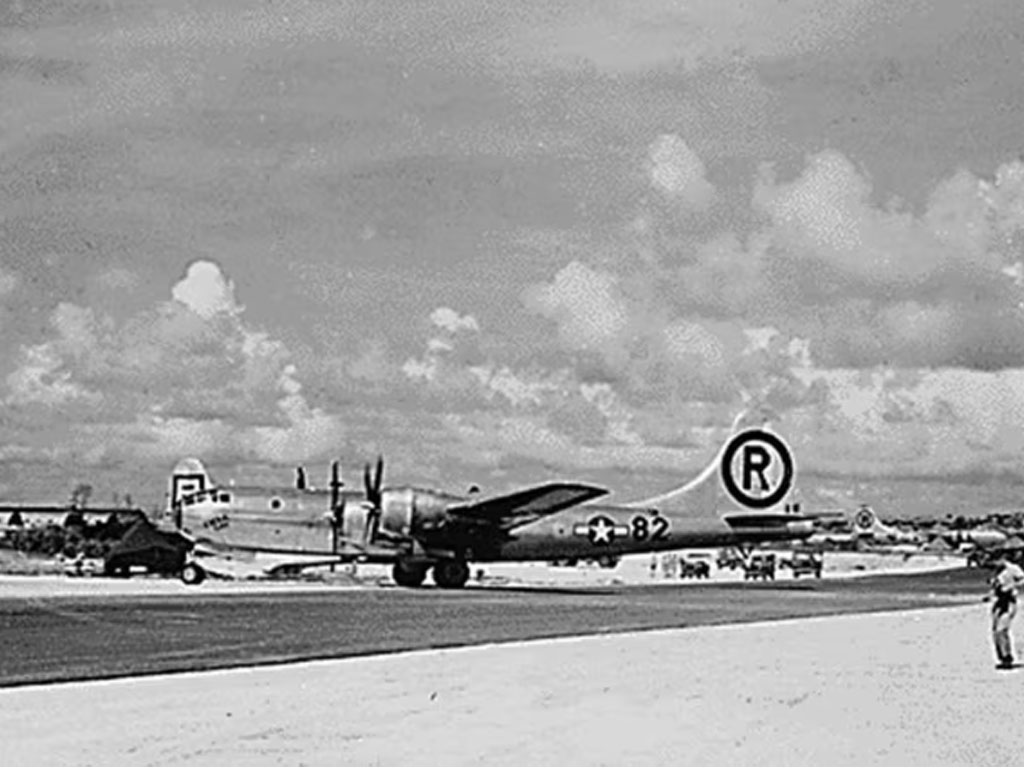 Pesawat B-29 Enola Gay di tnian