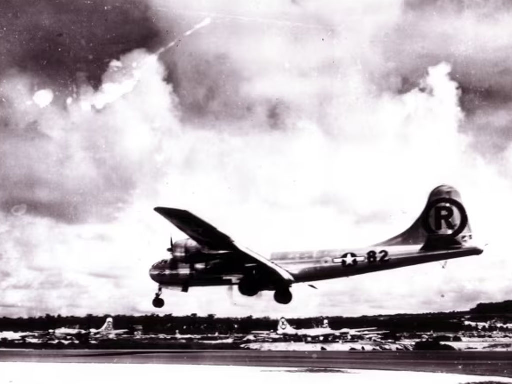 Enola Gay mendarat d tinian