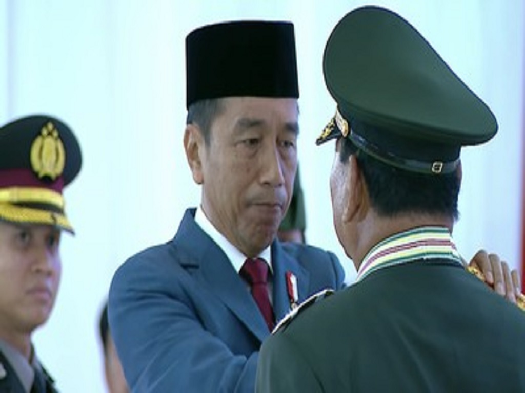 Presiden Jokowi Resmi Berikan Gelar Jenderal Kehormatan ke Prabowo