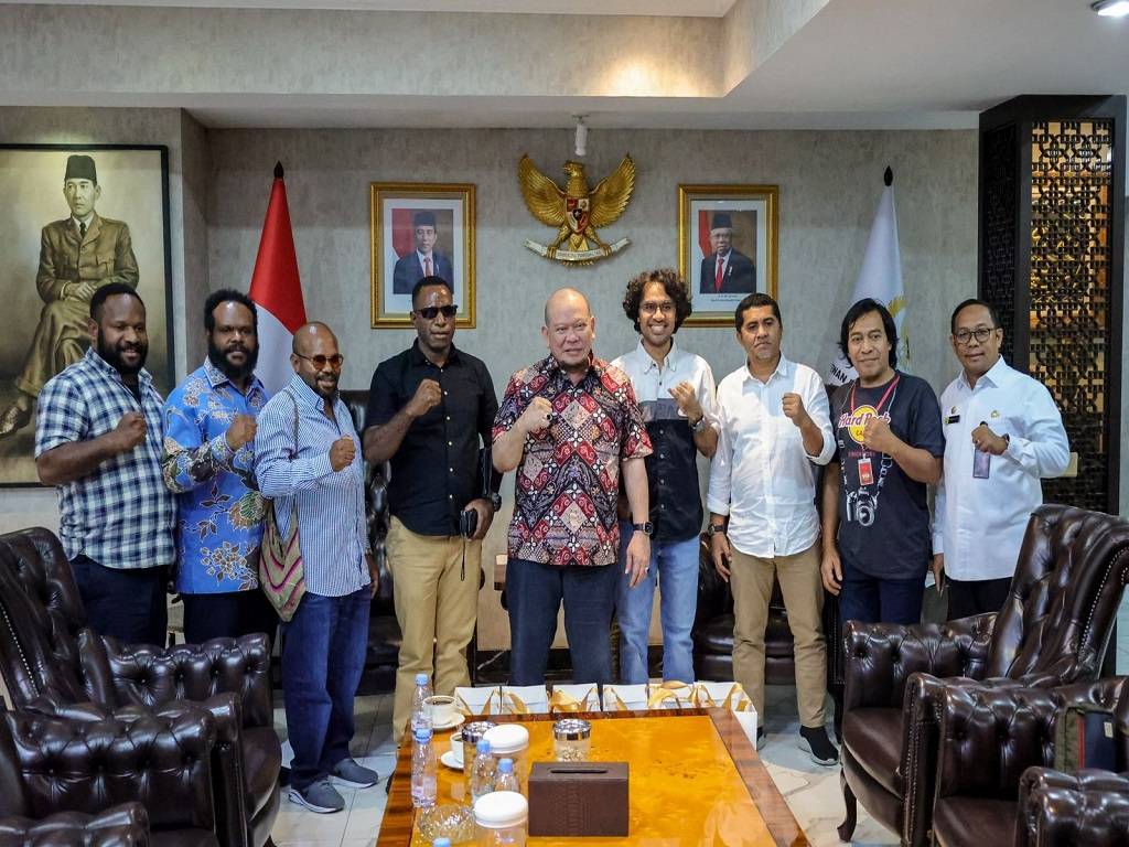 Diskusi Bersama Senator Papua, Ketua DPD RI Bicara Bangsa hingga Bola