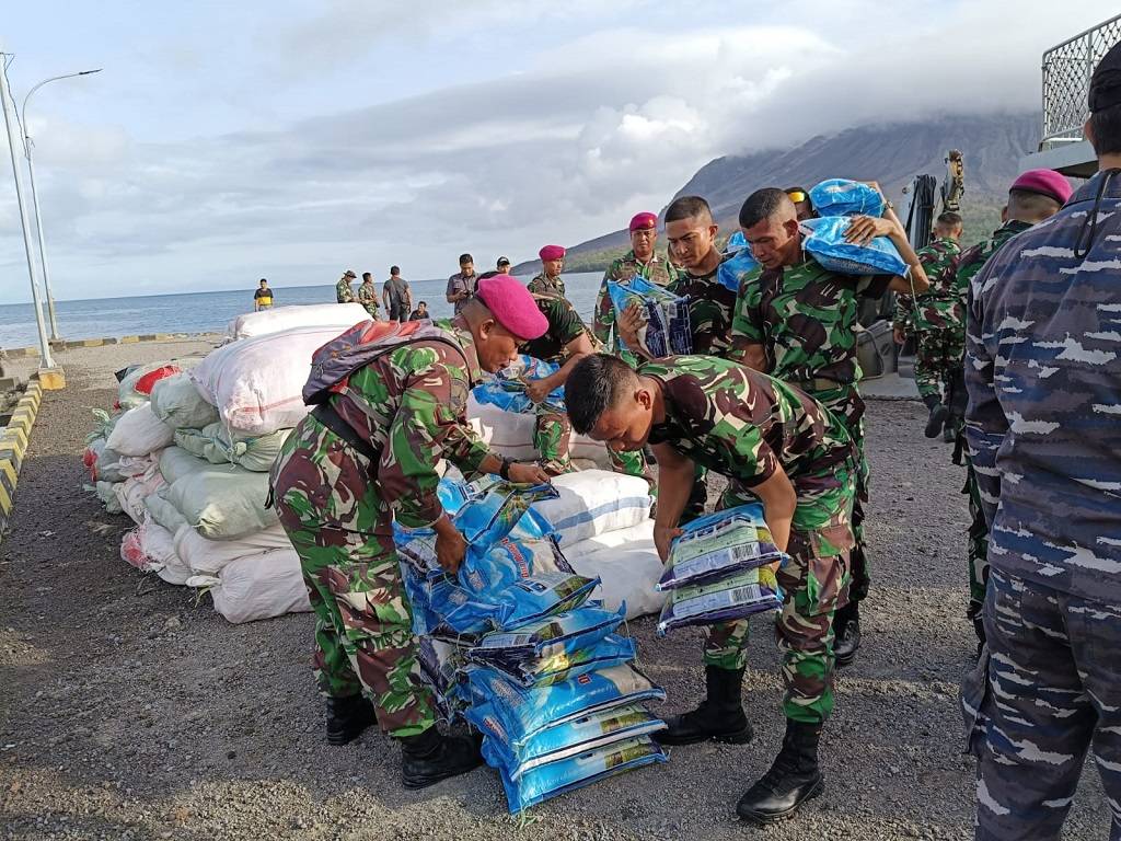 Kemensos Distribusikan Bantuan Bagi Korban Erupsi Gunung Ruang