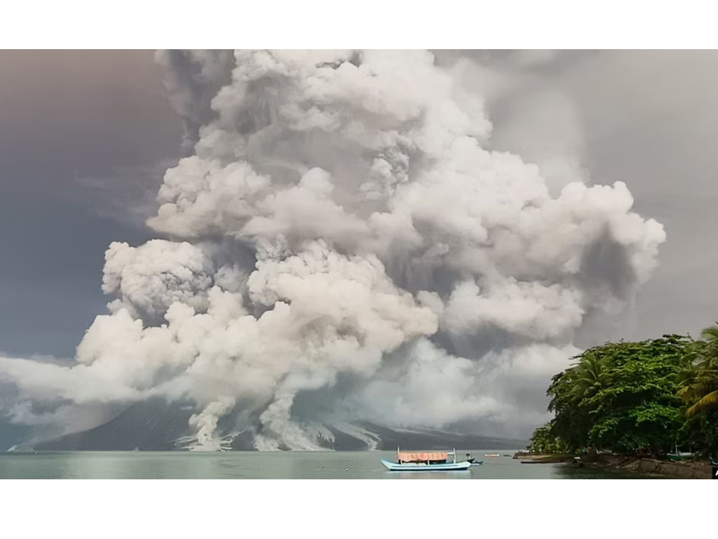 Gunung Ruang di Sulawesi Utara Erupsi Lagi Belasan Ribu Warga Mengungsi