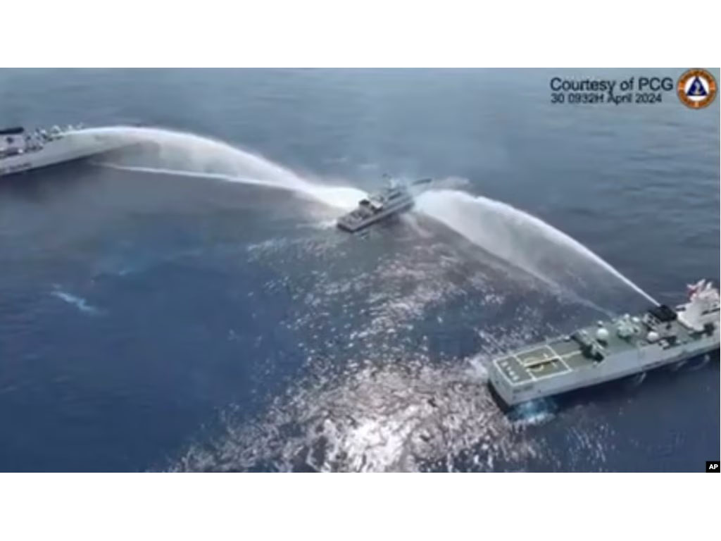 kapal penjaga pantai filipina disemprot kapal china
