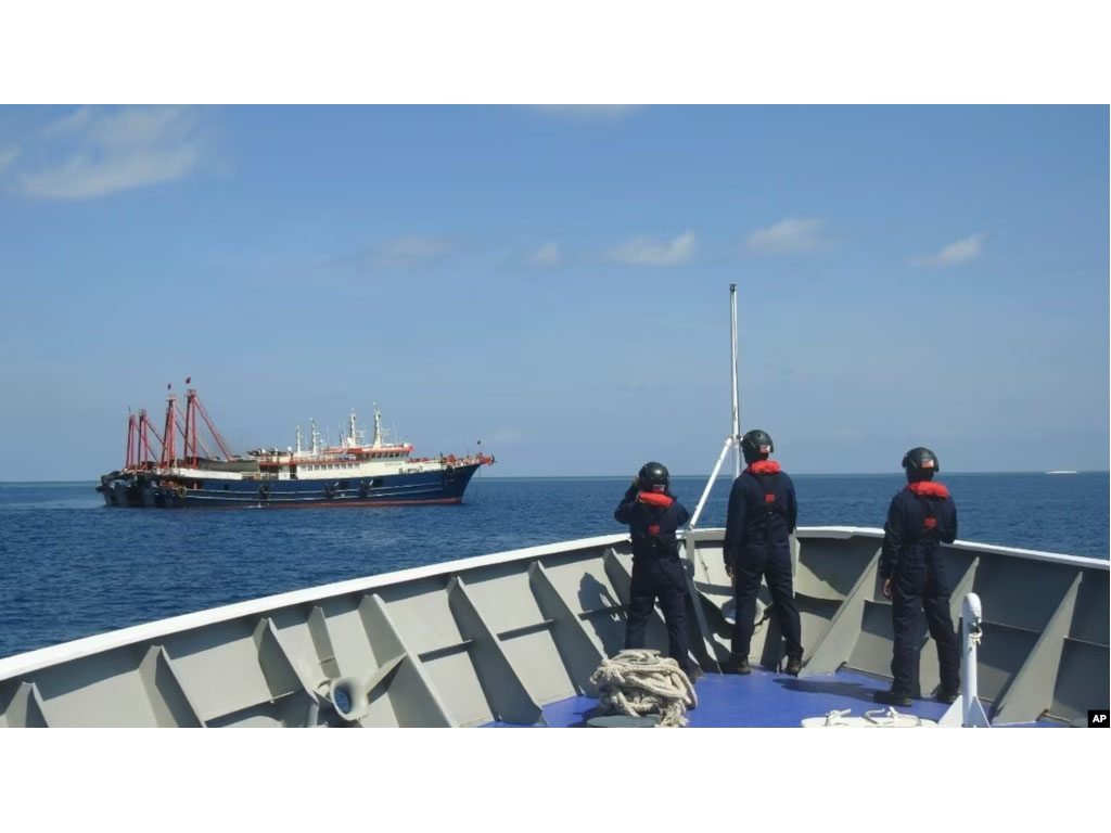 pasukan filipina awasi kapal china