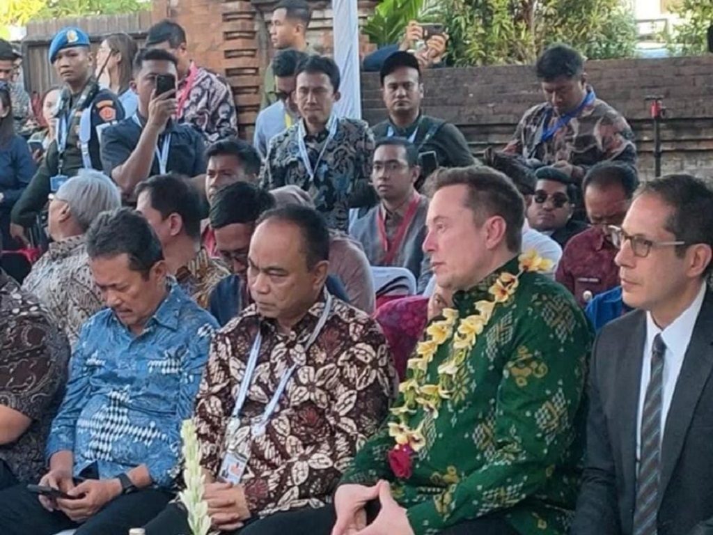 Pakai Endek, Elon Musk Tiba di Lokasi Peresmian Starlink di Denpasar, Bali