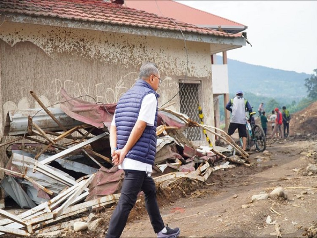 Zulhas Beri Sembako untuk Pengungsi Banjir Bandang di Kabupaten Agam, Sumbar