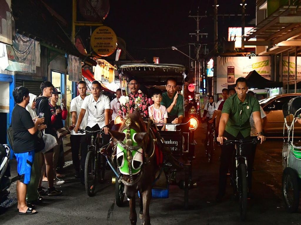 Tak Hadir di Rakernas PDIP, Jokowi Ajak Cucu Naik Andong Keliling Malioboro