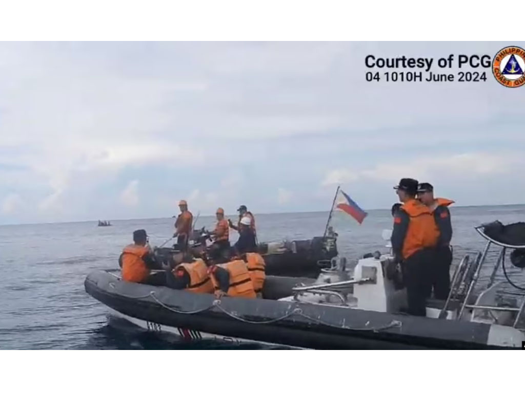 Personel Garda Pantai China halangi garda pantai Filipina