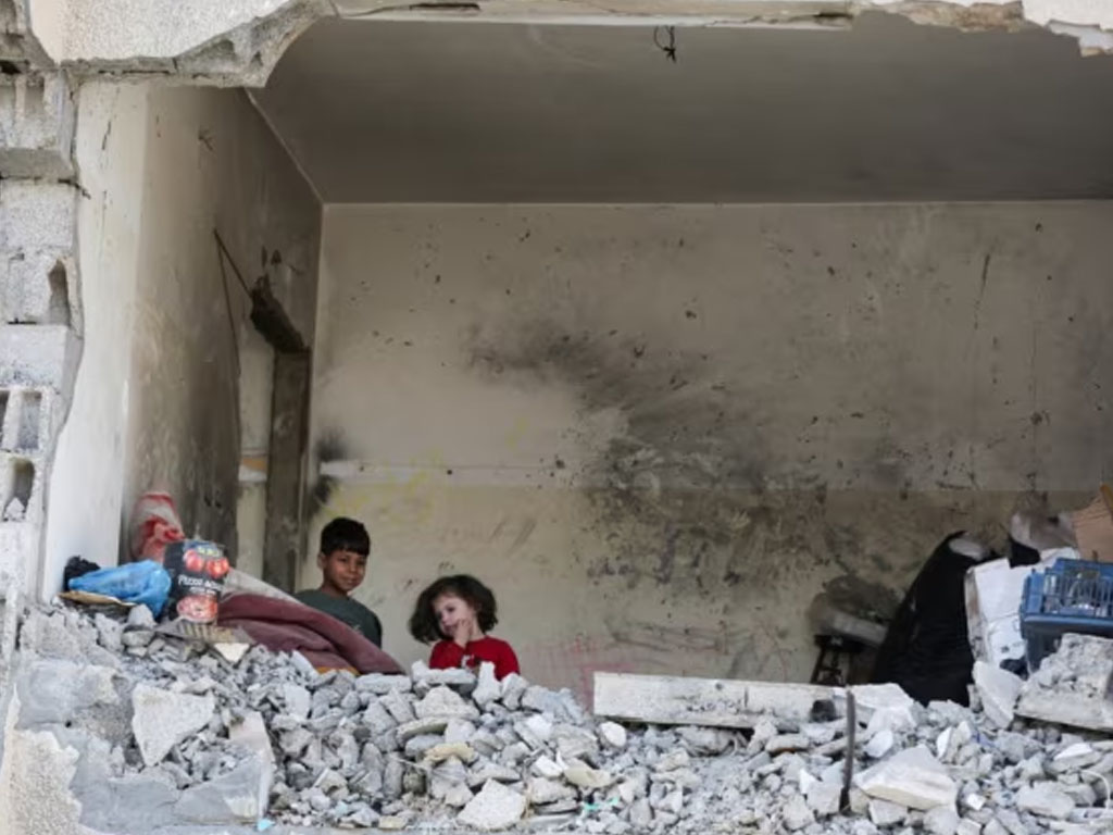 anak palestina di rumah yang hancur