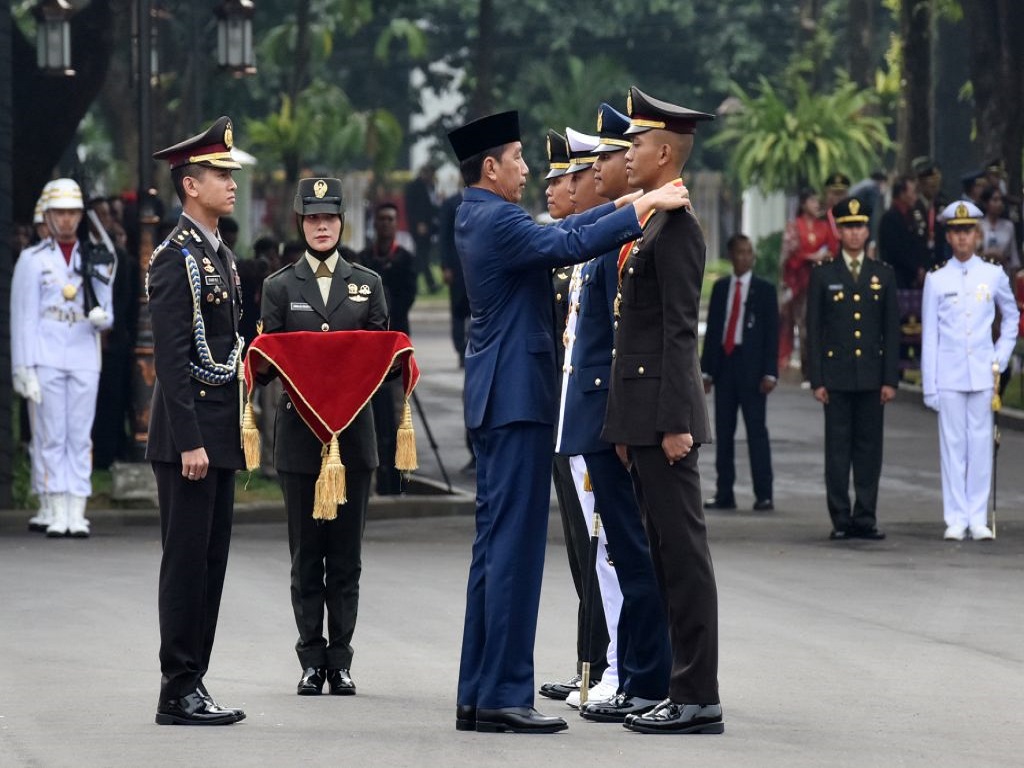 Presiden Jokowi Lantik Ratusan Perwira Remaja TNI-Polri di Istana